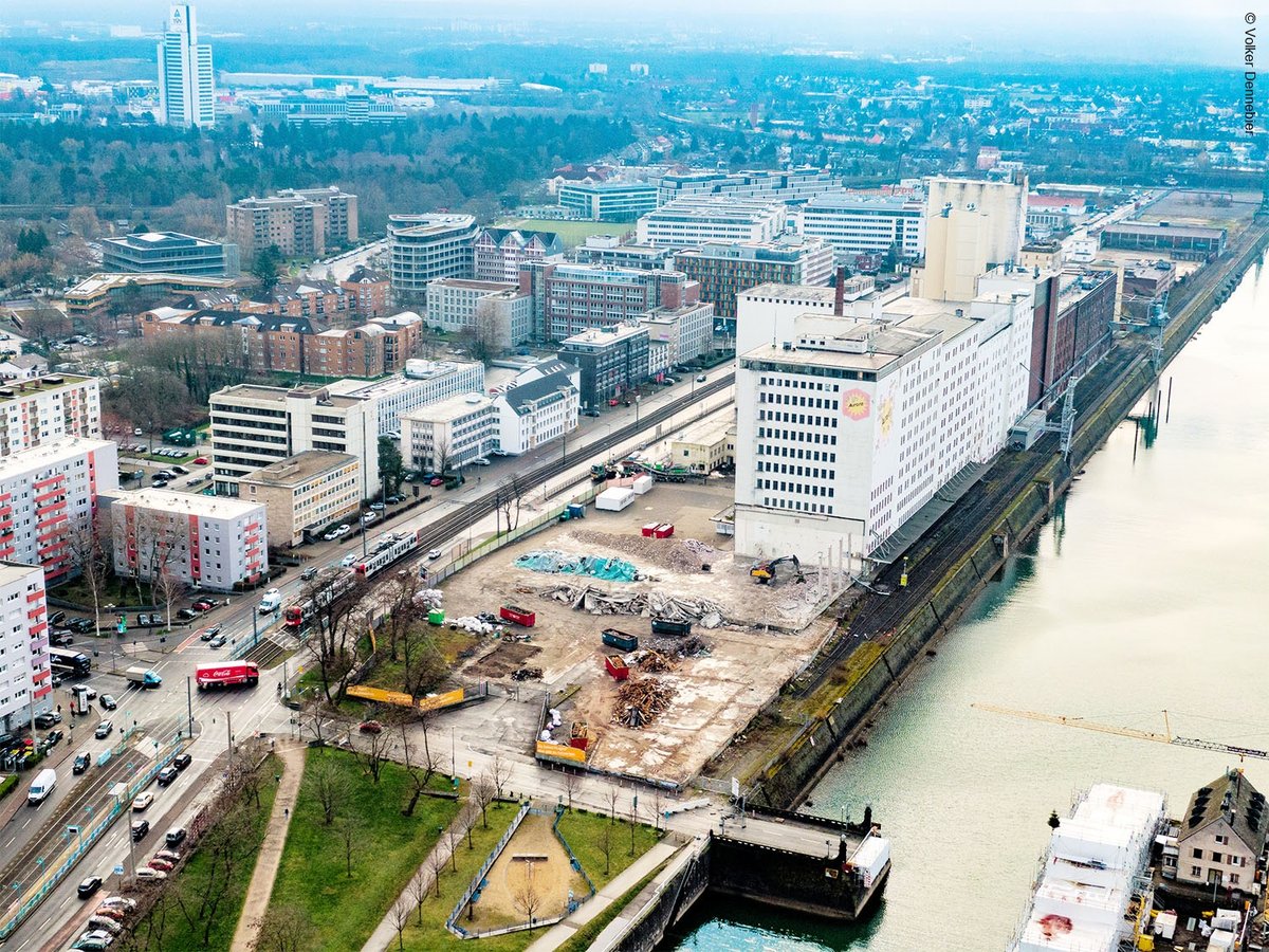 Luftaufnahme vom Deutzer Hafen Köln mit Entkernung der Auermühle, Abrissfläche und Bauarbeiten entlang des Hafenbeckens.