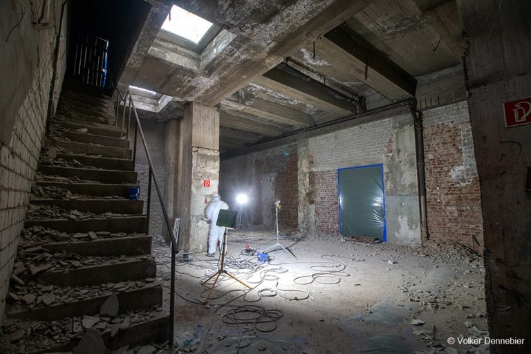 Fortschreitende Entkernung im ehemaligen Verwaltungsgebäude im Deutzer Hafen Köln vor dem anschließenden Rückbau.