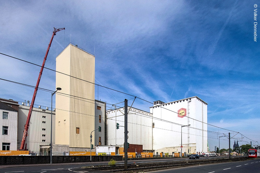 Kran entfernt Fassadenverkleidung des Mehlsilos auf dem Gelände der ehemaligen Ellmühle im Deutzer Hafen Köln.