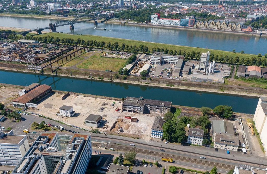 Luftaufnahme des Mühlenareals im Deutzer Hafen Köln entlang der Siegburger Straße mit fortschreitenden Rückbauarbeiten.