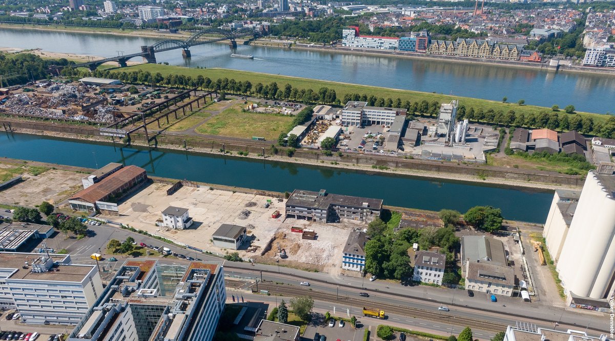 Luftaufnahme des Mühlenareals im Deutzer Hafen Köln entlang der Siegburger Straße mit fortschreitenden Rückbauarbeiten.