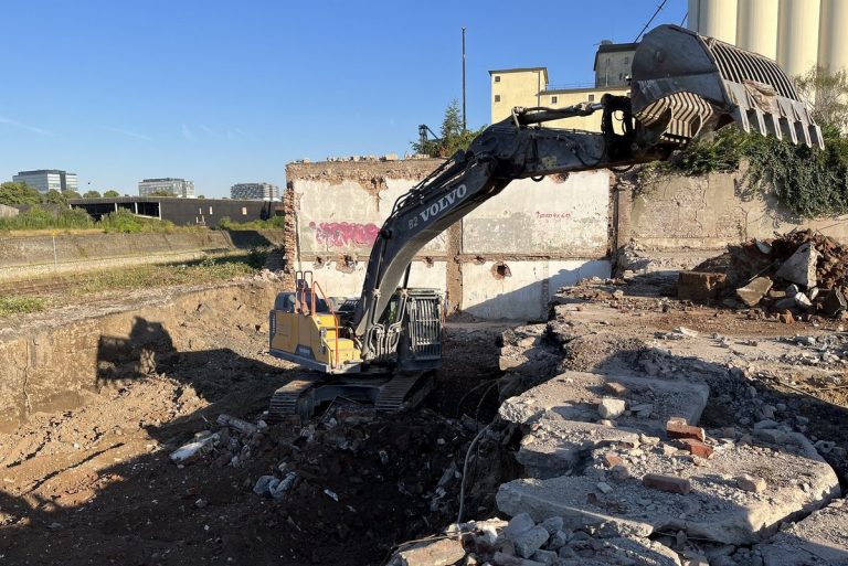 Bagger bei Rückbauarbeiten auf dem Mühlenareal der ehemaligen Ell- und Auermühle im Deutzer Hafen Köln.