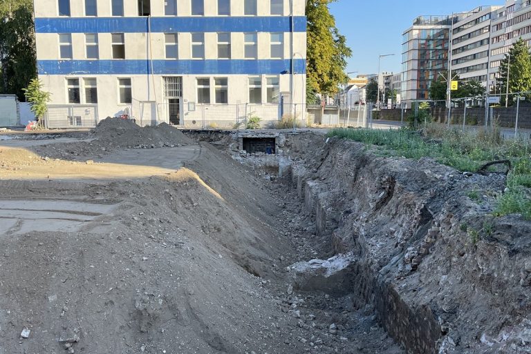 Freigelegte Bodenstrukturen auf dem Mühlenareal im Deutzer Hafen Köln während der laufenden Rückbauarbeiten.