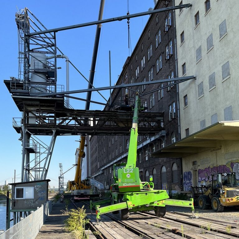 Demontage durch Krananlage am Mühlenareal der ehemaligen Ellmühle im Deutzer Hafen Köln.