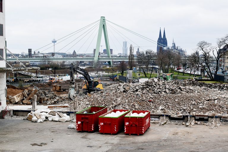 Bauschutt aus der ehemaligen Absackhalle wird im Deutzer Hafen Köln gesammelt und zur Aufbereitung vorbereitet.