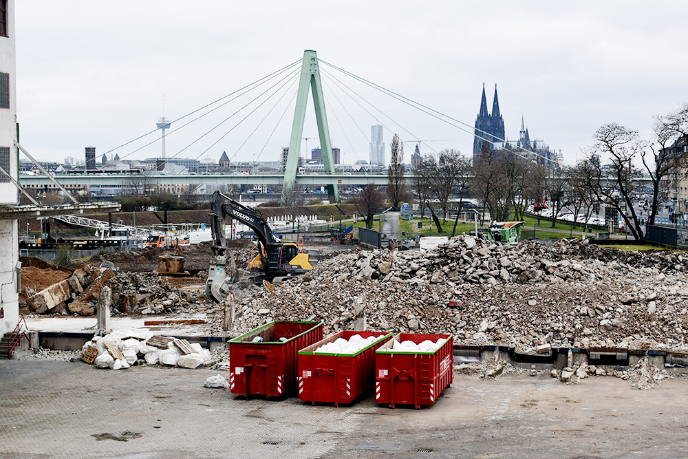 Bauschutt aus der ehemaligen Absackhalle wird im Deutzer Hafen Köln gesammelt und zur Aufbereitung vorbereitet.