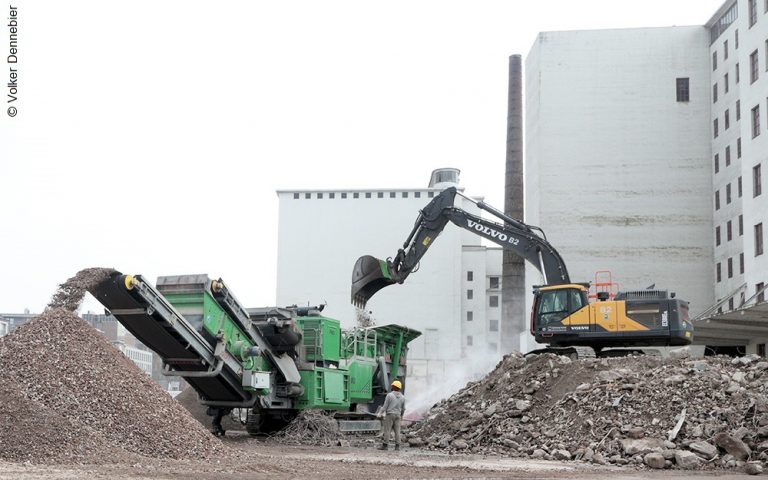 Mobile Brechanlage verarbeitet Bauschutt im Deutzer Hafen Köln zu Schotter.