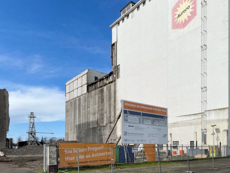 Rückbau des Verbindungsgebäudes zwischen Ell- und Auermühle im Deutzer Hafen Köln.