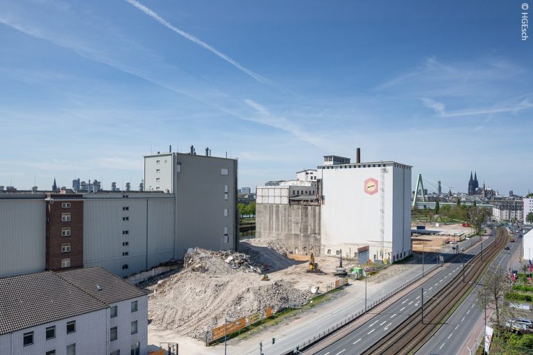 Überblick über das Mühlengelände im Deutzer Hafen Köln mit fortschreitenden Rückbauarbeiten.