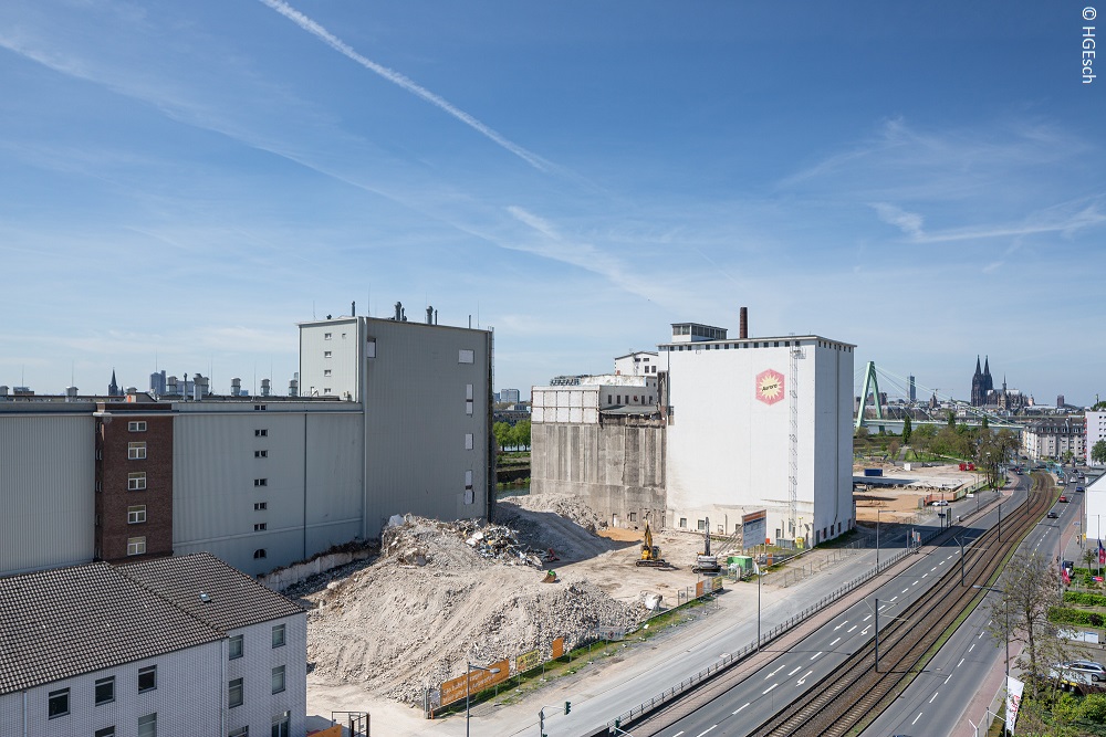 Überblick über das Mühlengelände im Deutzer Hafen Köln mit fortschreitenden Rückbauarbeiten.