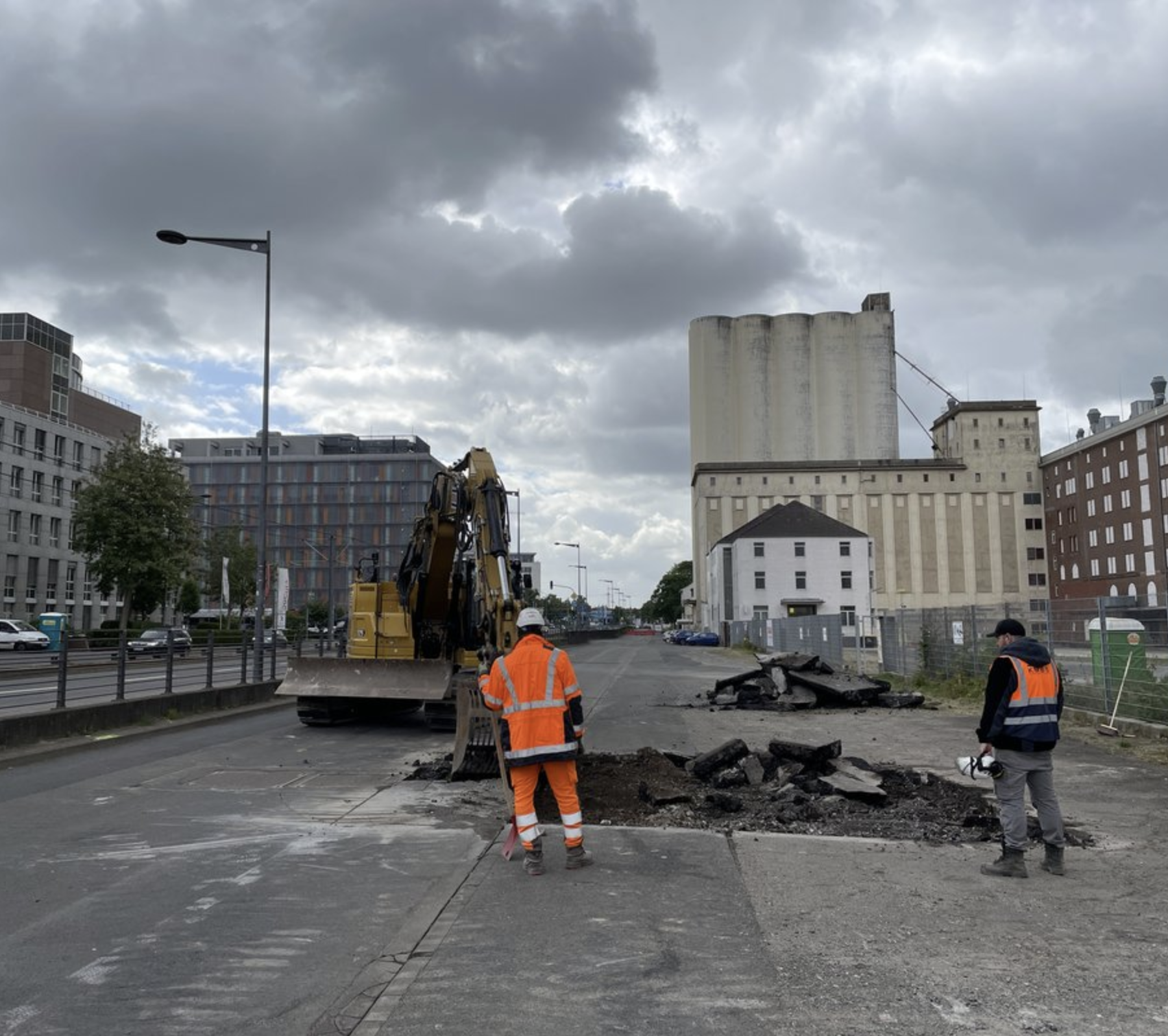 Kanalbauarbeiten in der Mühlenstraße im Deutzer Hafen Köln mit Bagger und Baustellenpersonal.
