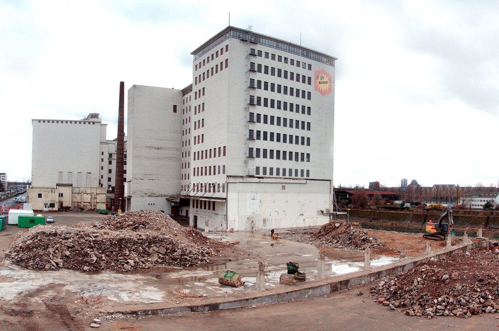 Rückbau der Bodenplatte der ehemaligen Absackhalle im Deutzer Hafen Köln