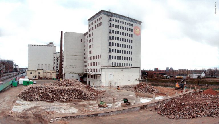 Rückbau der Bodenplatte der ehemaligen Absackhalle im Deutzer Hafen Köln