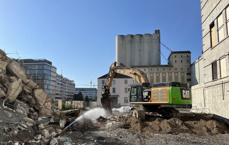 Rückbauarbeiten am ehemaligen Laborgebäude der Ellmühle im Deutzer Hafen Köln mit Bagger und Bauschutt.
