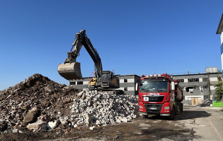 Abtransport von Abbruchmaterial an der Siegburger Straße auf dem Mühlenareal im Deutzer Hafen Köln.