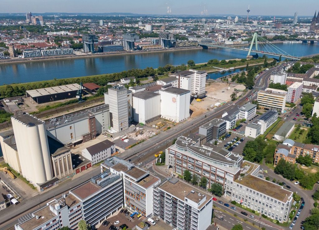 Luftaufnahme des Mühlenareals im Deutzer Hafen Köln mit Gebäuden der ehemaligen Ell- und Auermühle entlang der Siegburger Straße.