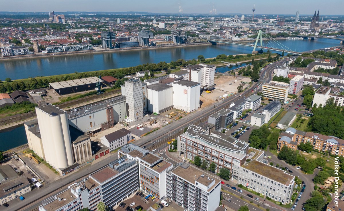 Luftaufnahme des Mühlenareals im Deutzer Hafen Köln mit Gebäuden der ehemaligen Ell- und Auermühle entlang der Siegburger Straße.