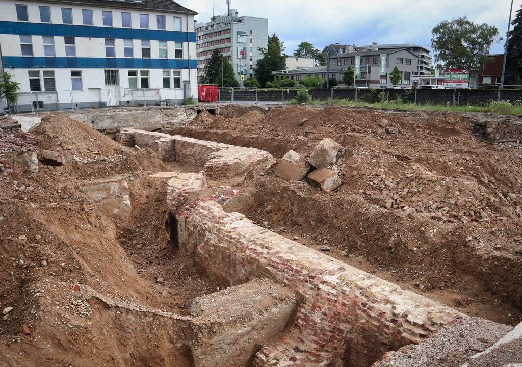 Freigelegte historische Mauerreste als Bodendenkmal auf einer Baustelle im Deutzer Hafen Köln.
