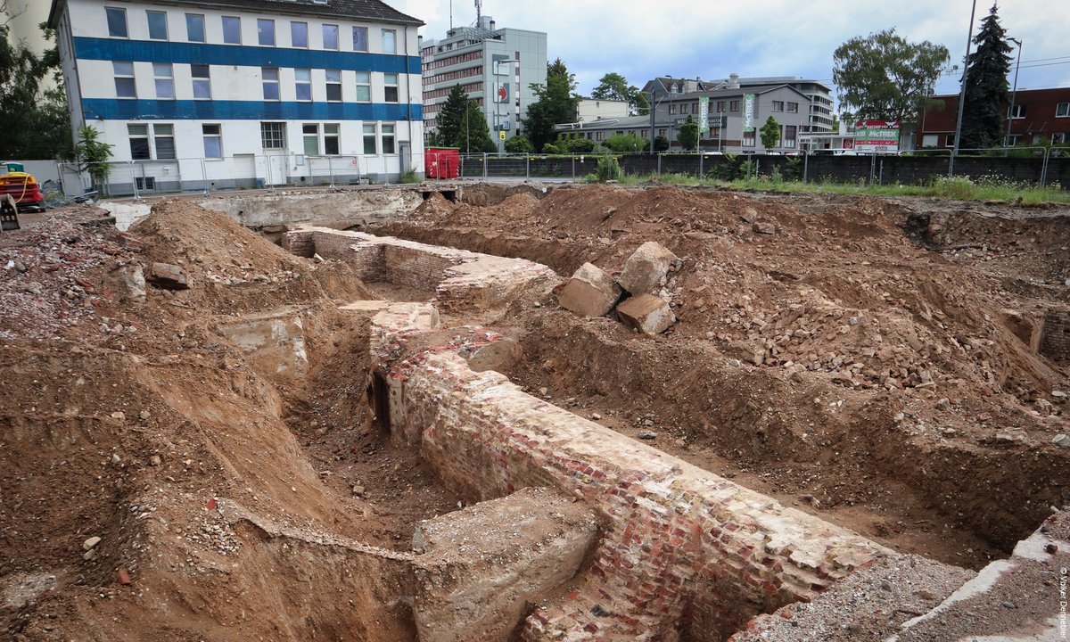Freigelegte historische Mauerreste als Bodendenkmal auf einer Baustelle im Deutzer Hafen Köln.