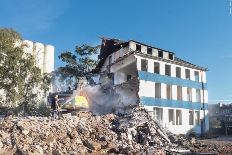 Rückbau des Gebäudes der ehemaligen Drogenhilfe im Deutzer Hafen Köln mit Bagger und Bauschutt.