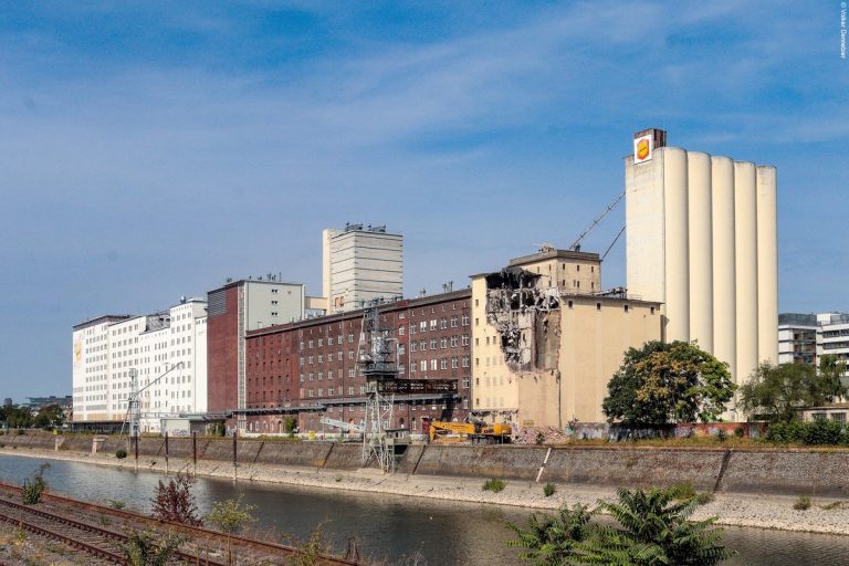 Rückbauarbeiten an Gebäuden im Deutzer Hafen Köln entlang des Hafenbeckens.