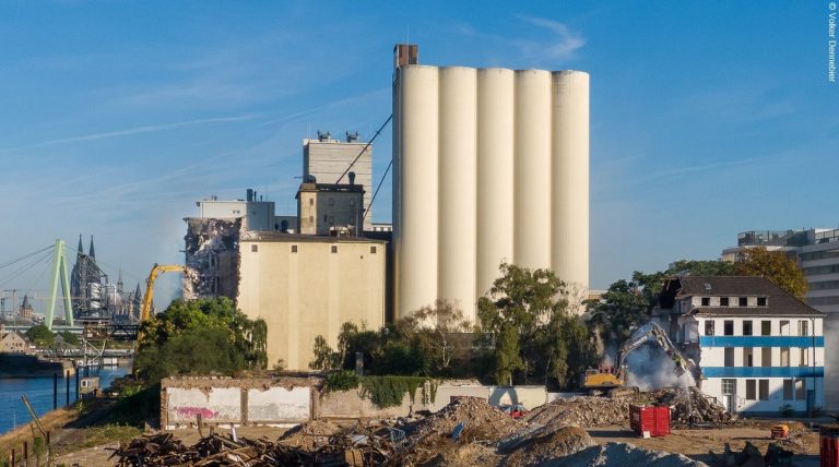 Rückbau des Sukasilos und der ehemaligen Drogenhilfe im Deutzer Hafen Köln.