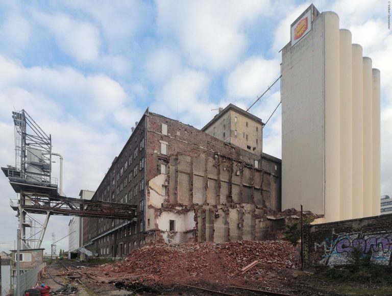 Teilabbruch des Sukasilos auf dem Mühlenareal im Deutzer Hafen Köln mit Schutt im Vordergrund.