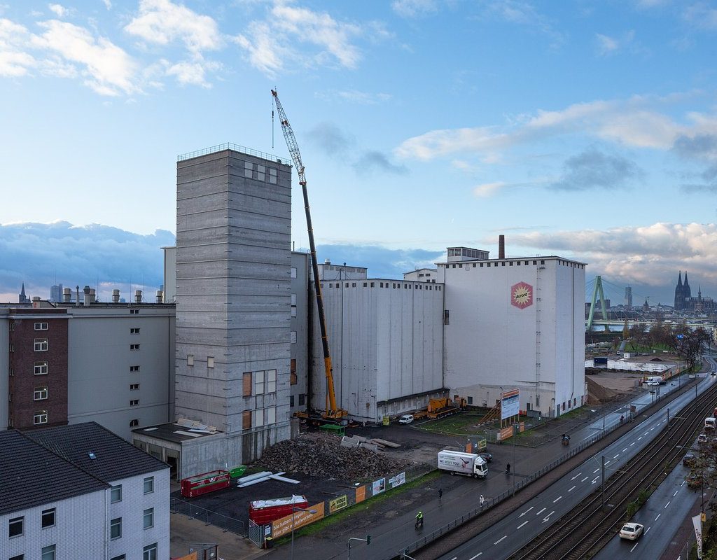 Kranarbeiten am Siloturm der ehemaligen Ellmühle im Deutzer Hafen Köln entlang der Siegburger Straße.