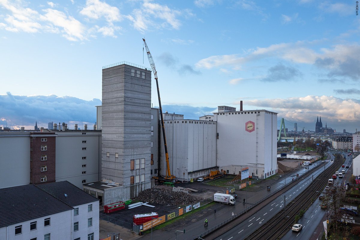 Kranarbeiten am Siloturm der ehemaligen Ellmühle im Deutzer Hafen Köln entlang der Siegburger Straße.
