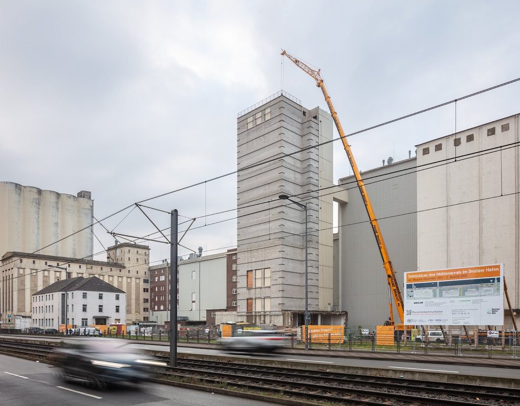 Longfrontbagger am Siloturm der ehemaligen Ellmühle im Deutzer Hafen Köln entlang der Siegburger Straße.