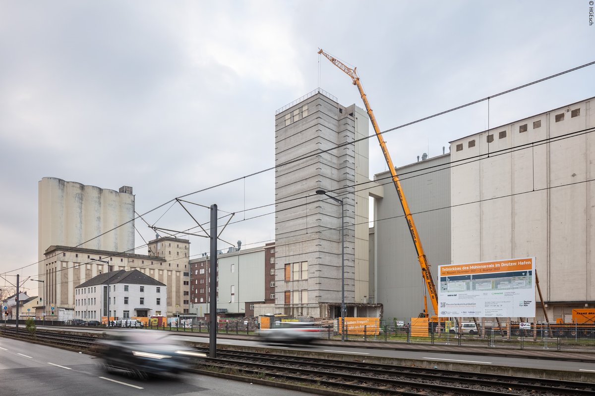 Longfrontbagger am Siloturm der ehemaligen Ellmühle im Deutzer Hafen Köln entlang der Siegburger Straße.