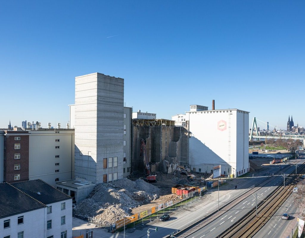 Fortschreitender Rückbau des Siloturms der ehemaligen Ellmühle im Deutzer Hafen Köln entlang der Siegburger Straße.