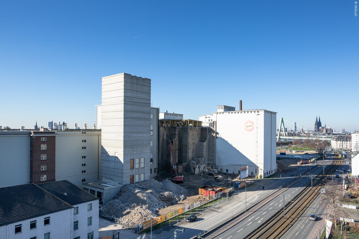 Fortschreitender Rückbau des Siloturms der ehemaligen Ellmühle im Deutzer Hafen Köln entlang der Siegburger Straße.