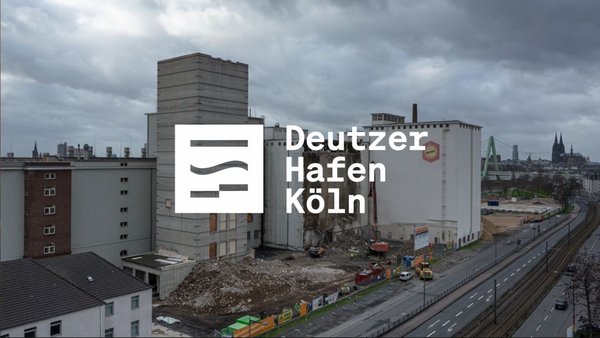 Vorschaubild: Rückbauarbeiten am Mühlengelände im Deutzer Hafen Köln mit eingeblendetem Logo „Deutzer Hafen Köln“.