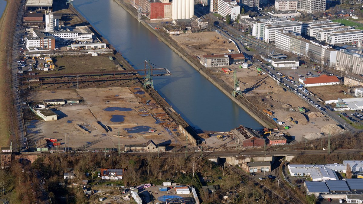 Luftbild des Deutzer Hafens Köln mit Hafenbecken, Kränen und freigeräumten Flächen für die Quartiersentwicklung.
