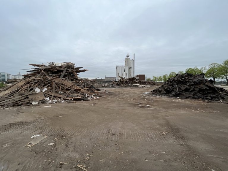 Materialhaufen aus Holz und Metall nach dem Rückbau der Holzhallen im Deutzer Hafen Köln.