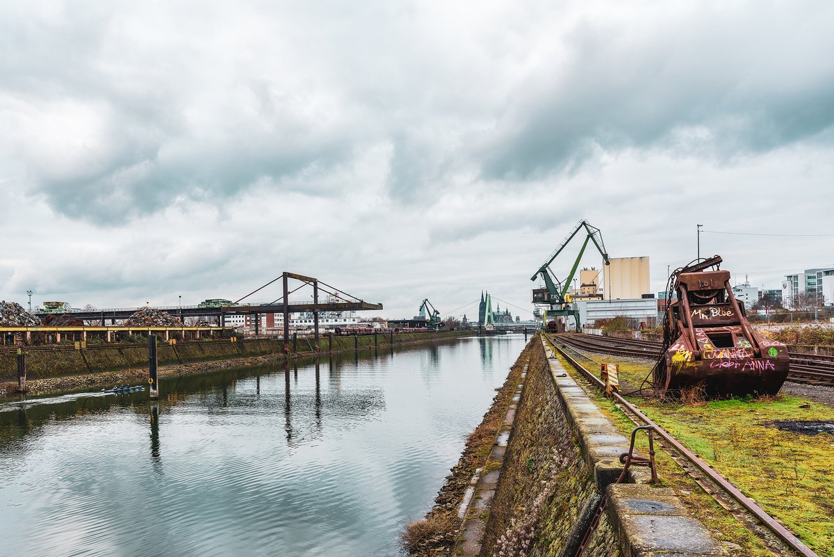 Das Hafenbecken des Deutzer Hafen Kölns vor industrieller Kulisse